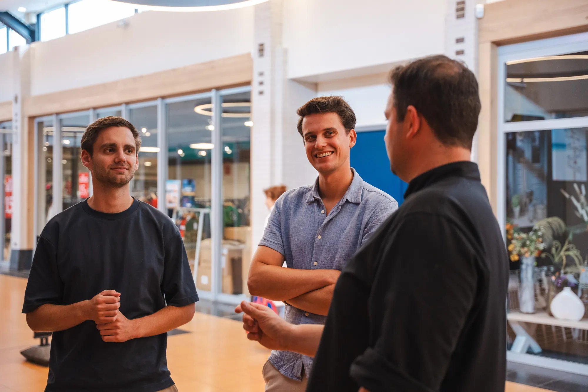 Hidde en Bas in gesprek met een slager