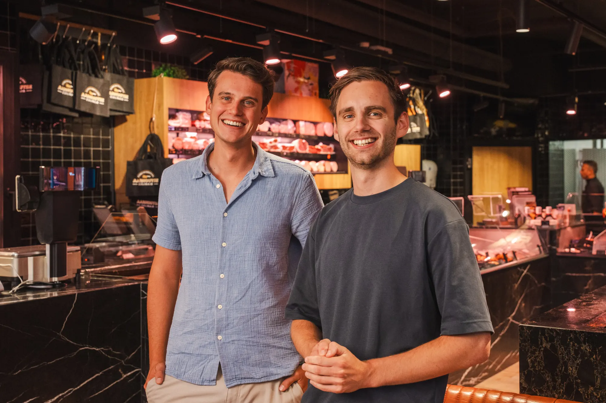 Hidde Straver en Bas van der Zande in een slagerij