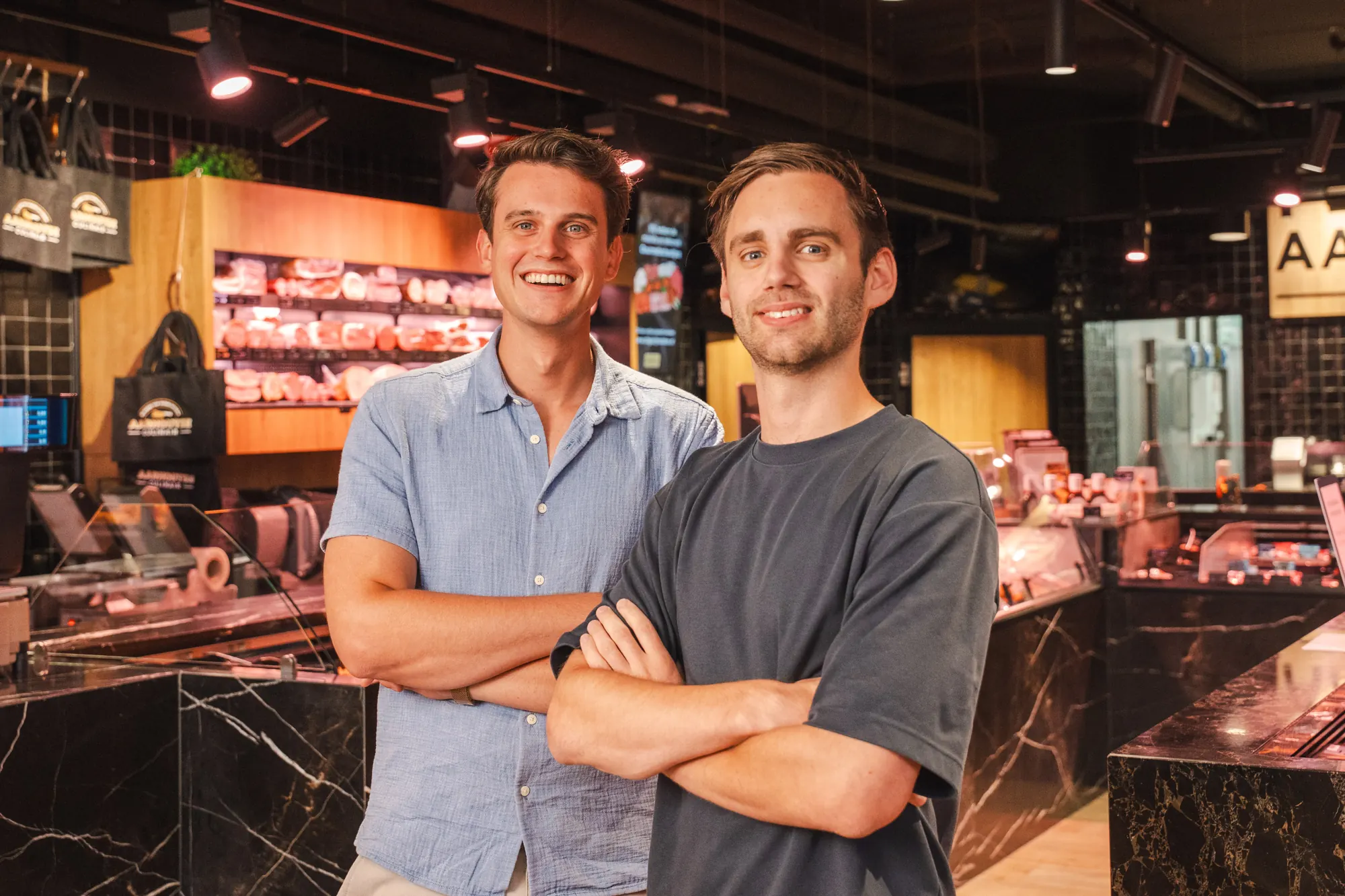 Hidde Straver en Bas van der Zande, de oprichters van Online Ambacht, in een slagerij